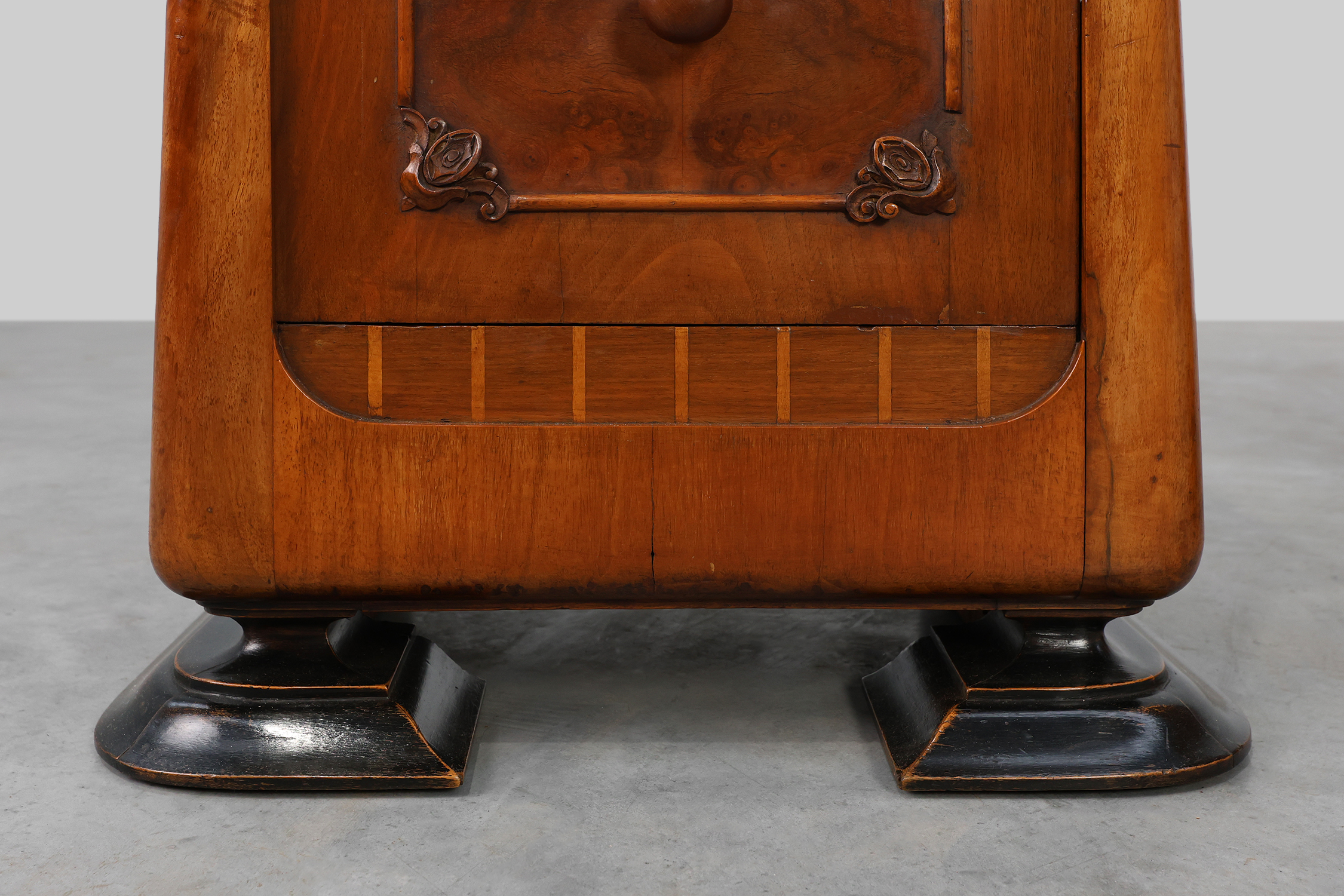 Set of Two Wooden Art Deco Nightstands, Italy 1920sthumbnail